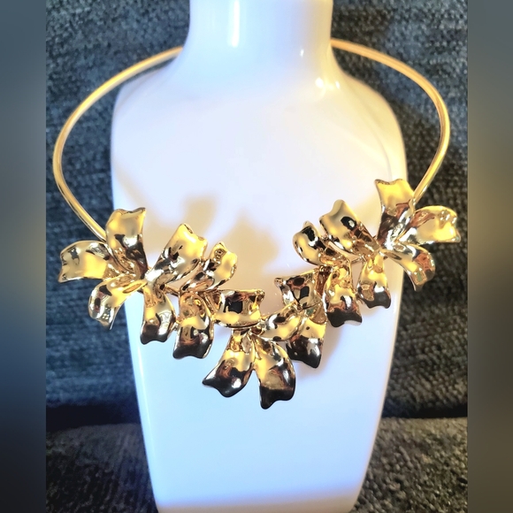💖STUNNING💖Gold-Tone Flower Hinged Open Choker Necklace, NWT - Picture 7 of 11